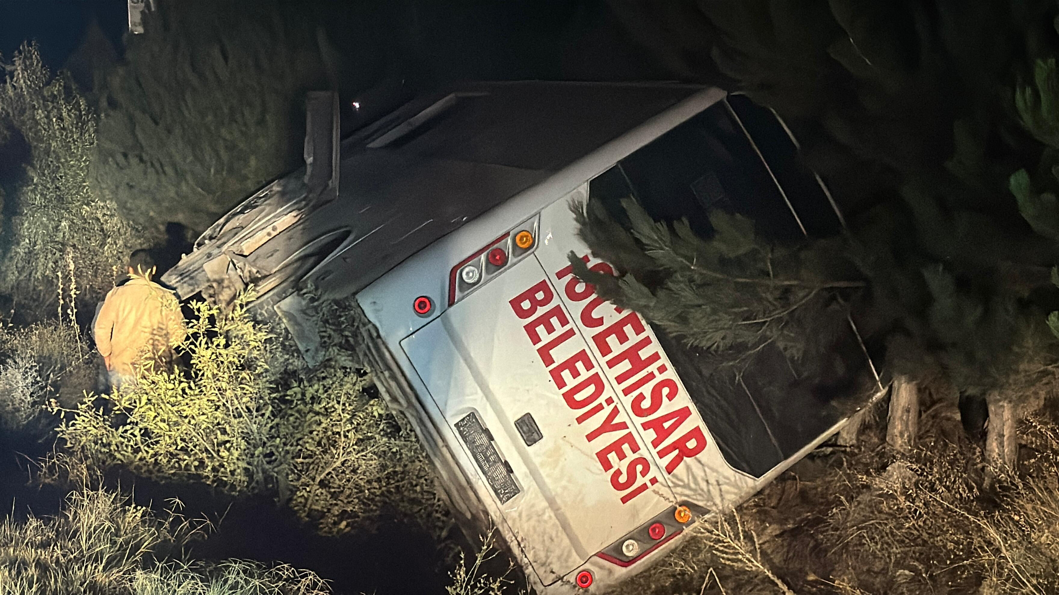 Afyonkarahisar'da belediyeye ait midibüs devrildi: 12 kişi yaralandı - 1. Resim