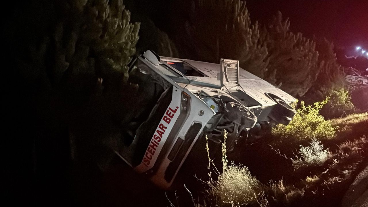 Afyonkarahisar&#039;da belediyeye ait midibüs devrildi: 12 kişi yaralandı