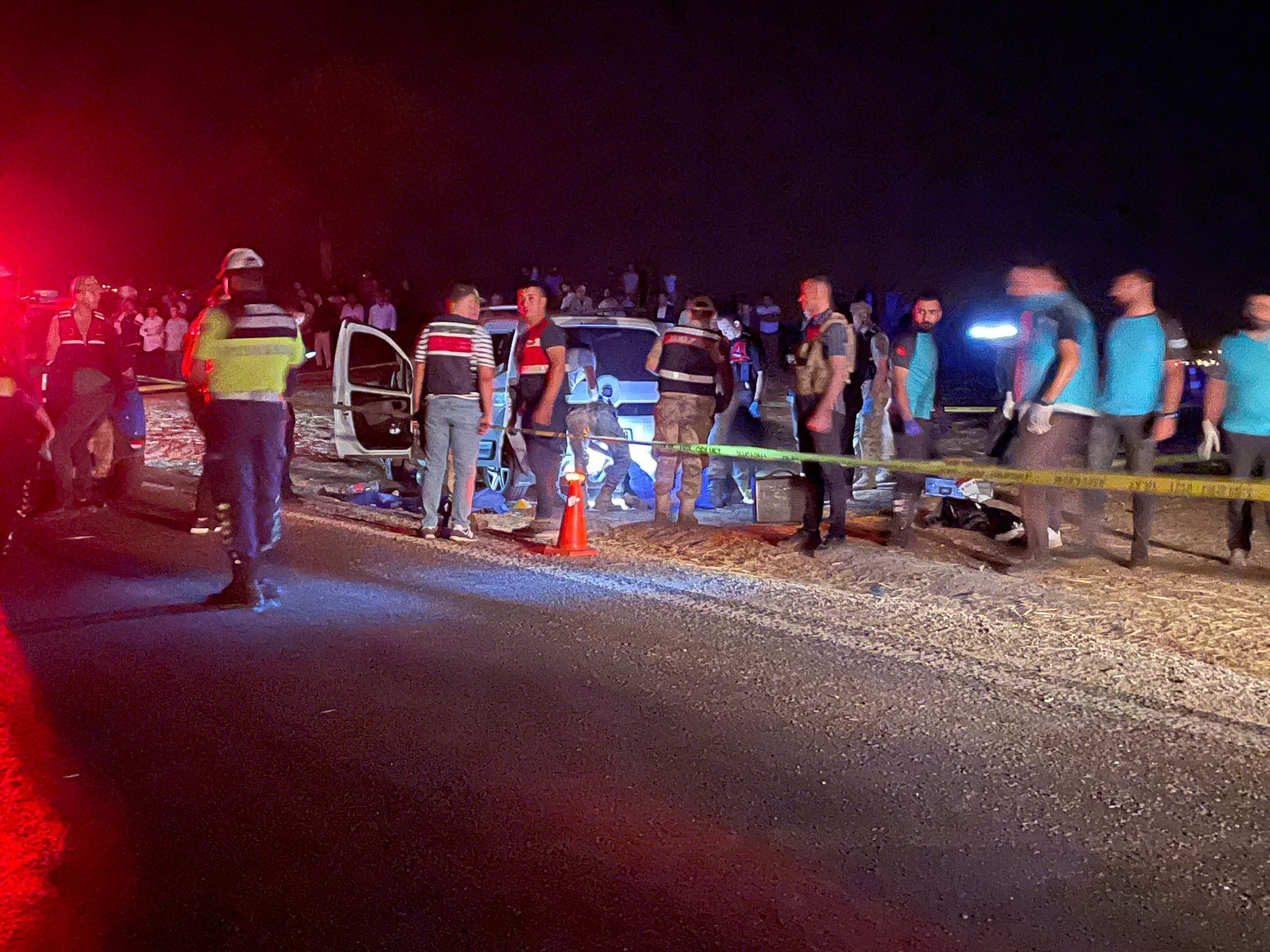 Batman'da bir ailenin içinde olduğu aracı taradılar! Anne, baba ve 2 çocuk hayatını kaybetti Batman'da bir ailenin içinde olduğu aracı taradılar! Anne, baba ve 2 çocuk hayatını kaybetti - 1. Resim