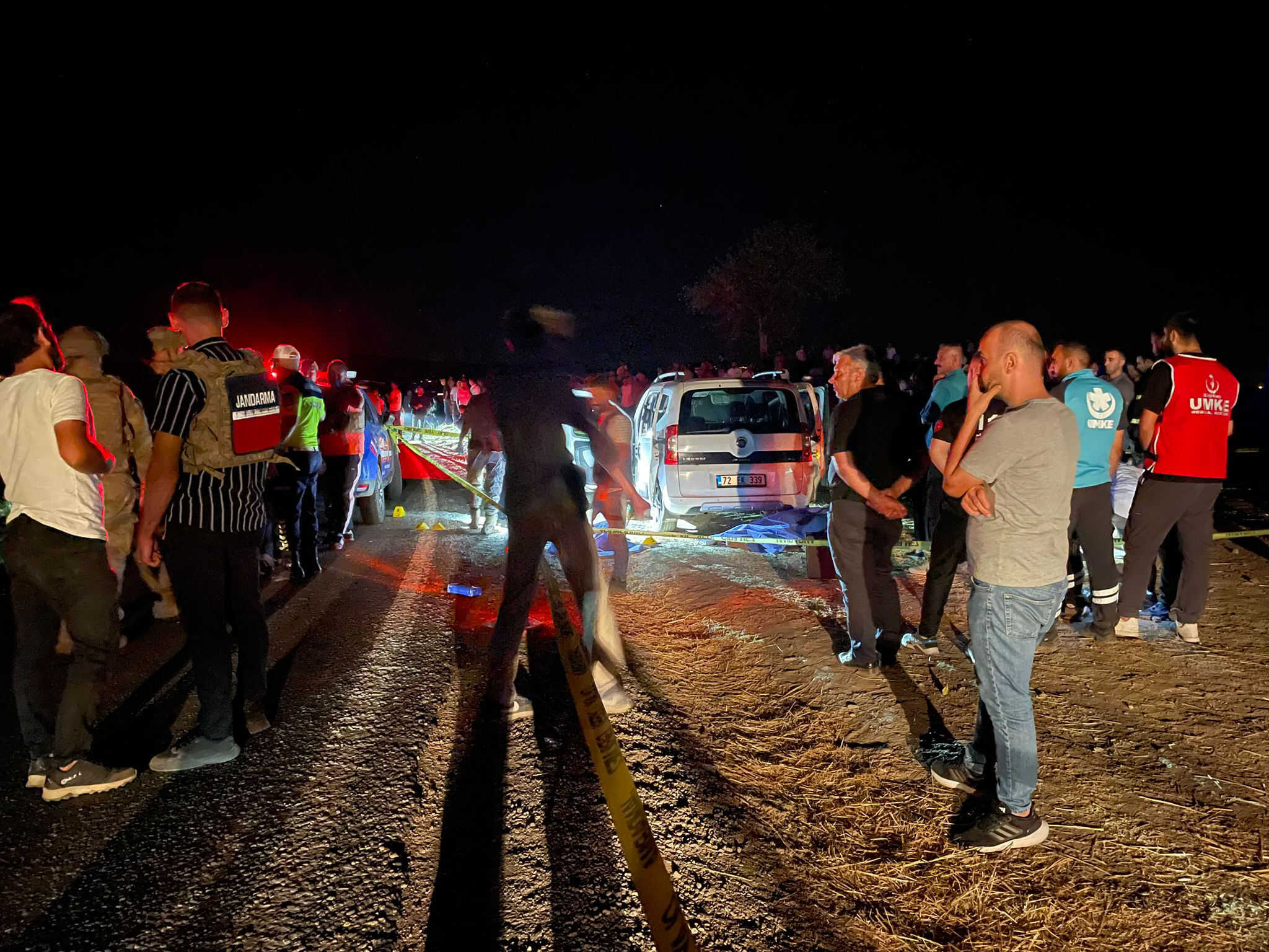 Batman'da bir ailenin içinde olduğu aracı taradılar! Anne, baba ve 2 çocuk hayatını kaybetti Batman'da bir ailenin içinde olduğu aracı taradılar! Anne, baba ve 2 çocuk hayatını kaybetti - 2. Resim