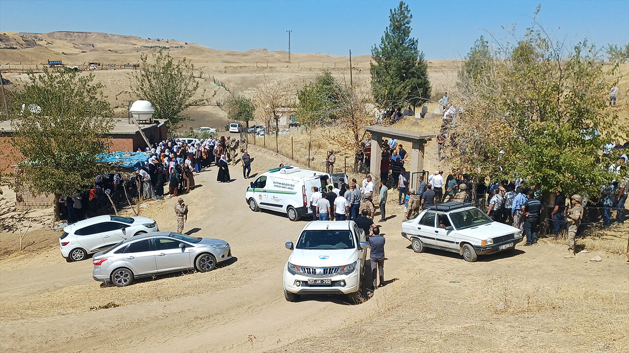 Bir aileyi yok eden saldırıda 24 gözaltı! Cenazedeki detay dikkat çekti - 1. Resim