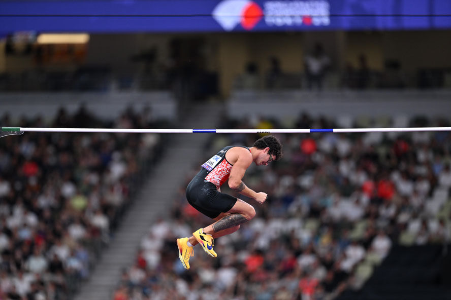 Dünya rekoruna doymuyor: Sabah şarkı çıkardı, akşam altın madalya kazandı - 3. Resim