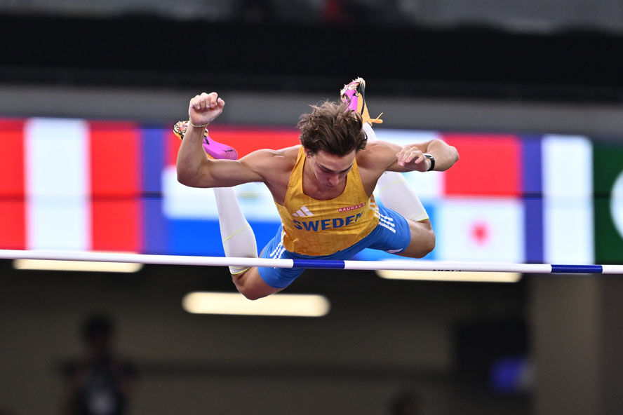 Dünya rekoruna doymuyor: Sabah şarkı çıkardı, akşam altın madalya kazandı - 1. Resim