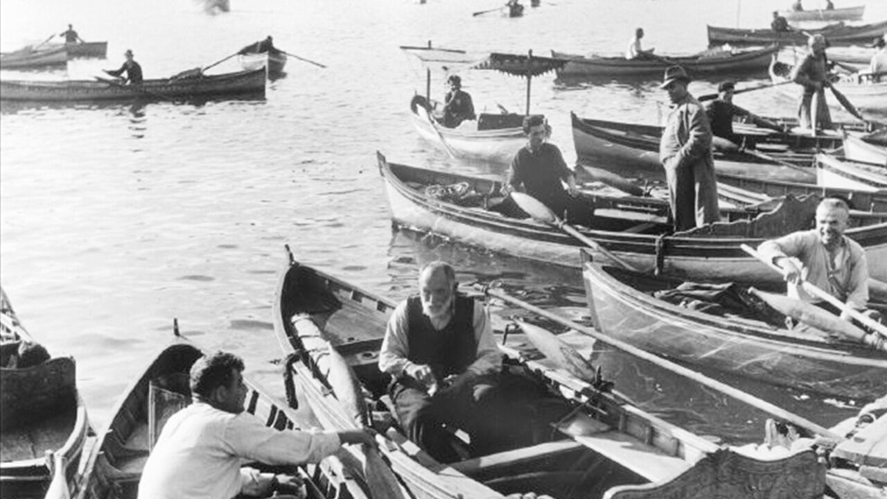 Efsane fotoğrafçı Capa'nın 80 yıllık kareleri sergileniyor: Bir zamanlar Türkiye’de “Robert Capa: Gerçek En İyi Fotoğraftır” sergisi, Robert Capa Contemporary Photography Center iş birliği ve İstanbul Macar Kültür Enstitüsü desteğiyle 22 Mart 2026 tarihine kadar görülebilecek.