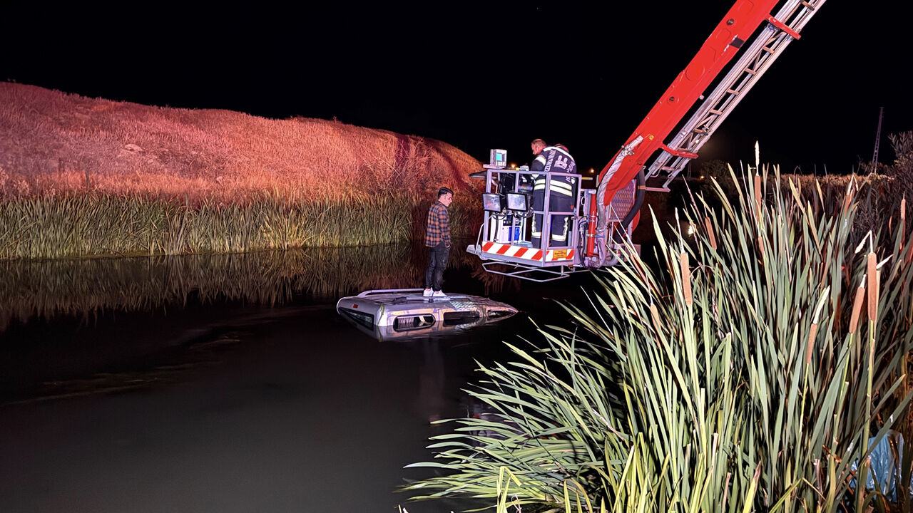 Erzurum'da nefes kesen anlar: Nehre düşen aracının tavanında dakikalarca bekledi - 2. Resim
