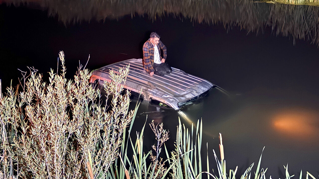 Erzurum'da nefes kesen anlar: Nehre düşen aracının tavanında dakikalarca bekledi - 1. Resim