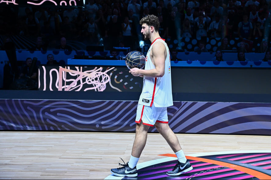 EuroBasket'te şampiyonluk kaçtı, büyük üzüntü yaşandı: Milli yıldız gözyaşlarını tutamadı EuroBasket'te şampiyonluk kaçtı, büyük üzüntü yaşandı: Milli yıldız gözyaşlarını tutamadı - 3. Resim