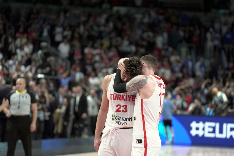 EuroBasket'te şampiyonluk kaçtı, büyük üzüntü yaşandı: Milli yıldız gözyaşlarını tutamadı EuroBasket'te şampiyonluk kaçtı, büyük üzüntü yaşandı: Milli yıldız gözyaşlarını tutamadı - 2. Resim