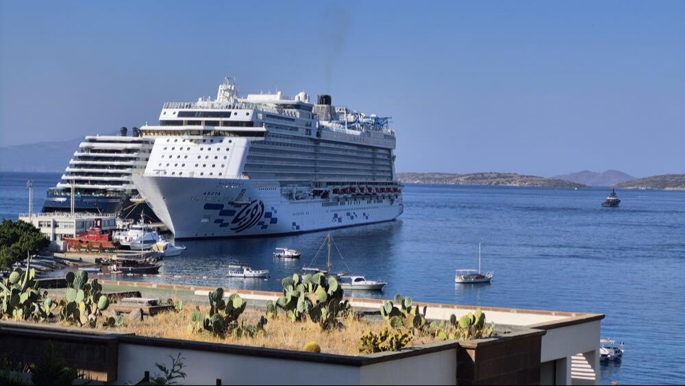 Gemiler limana yanaştı: Yüzlerce ABD'li ve Suudi turist Bodrum'a geldi! Gemiler limana yanaştı: Yüzlerce ABD'li ve Suudi turist Bodrum'a geldi! - 1. Resim