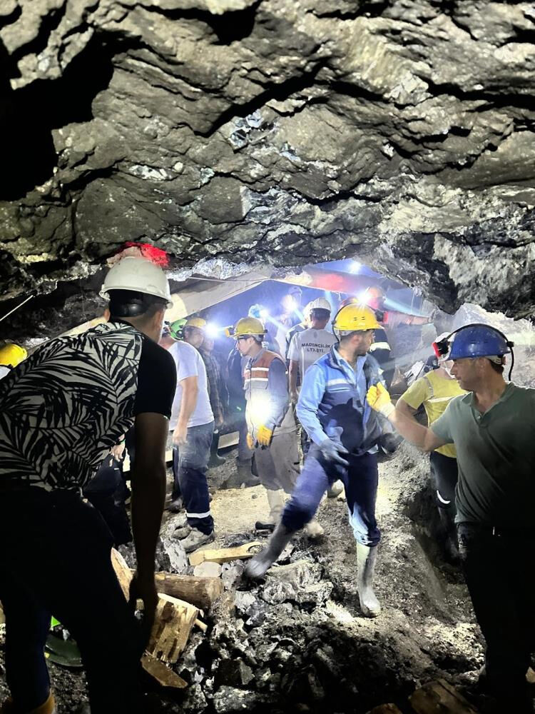 Göçükten sağ olarak kurtarılmıştı! Alkışlarla karşılanan madenciden acı haber geldi Göçükten sağ olarak kurtarılmıştı! Alkışlarla karşılanan madenciden acı haber geldi - 1. Resim