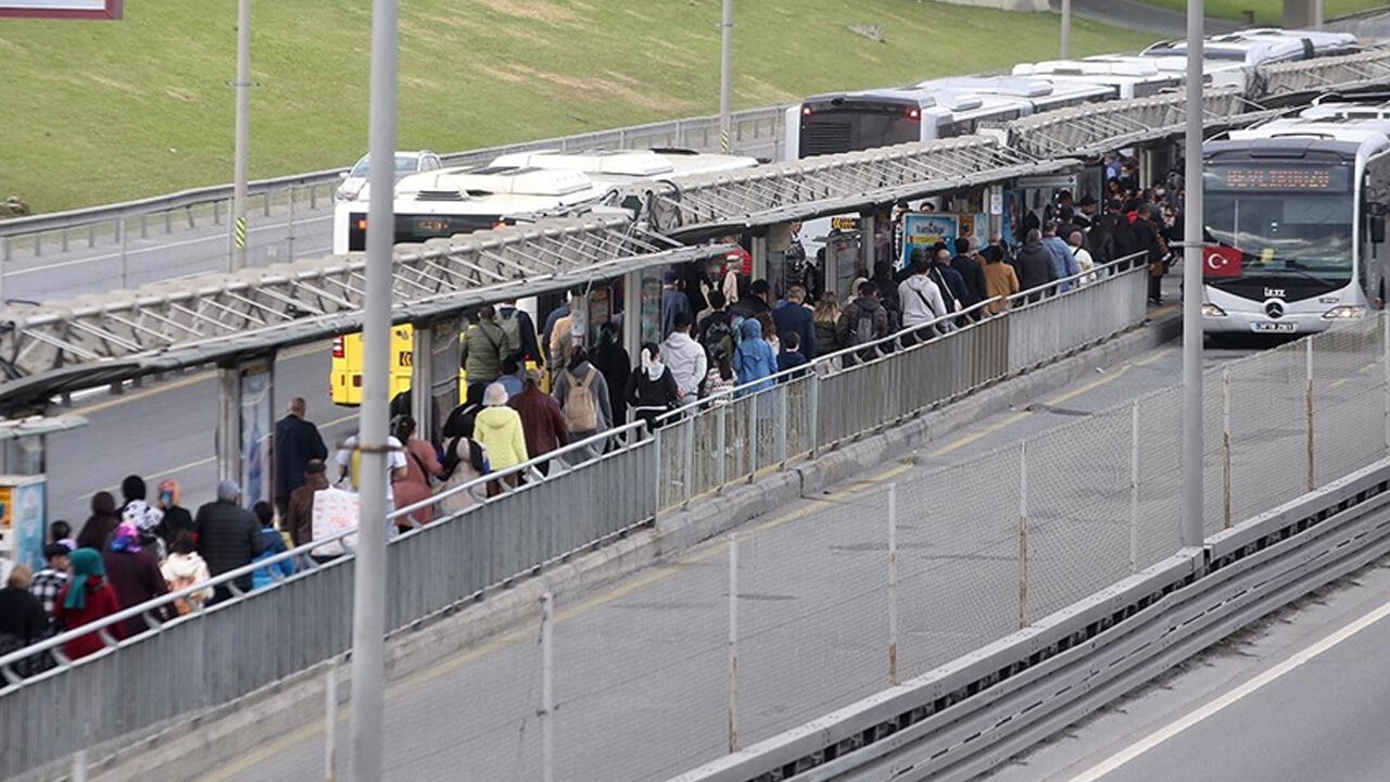 İstanbul'da toplu taşımaya yüzde 30 zam! Tam bilet 35 lira oldu İstanbul'da toplu taşımaya yüzde 30 zam! Tam bilet 35 lira oldu - 1. Resim