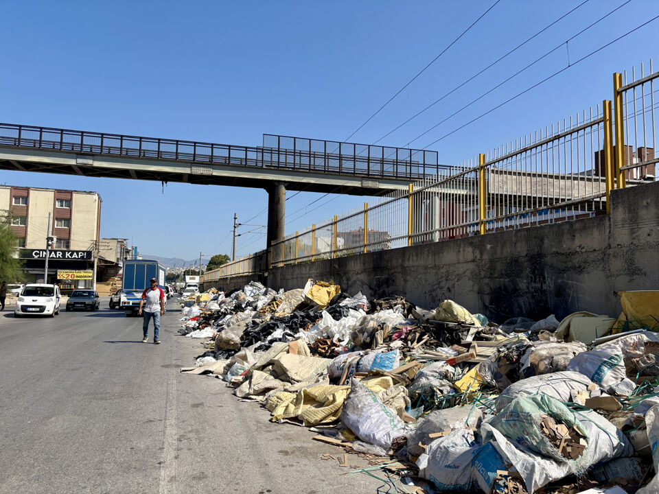 İzmir'den gelen görüntüler pes dedirtmeye devam ediyor: Vatandaş dışarı çıkamıyor! - 1. Resim