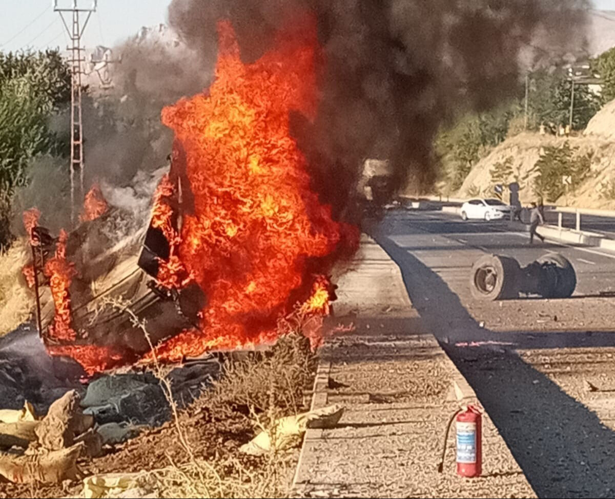 Malatya’da korkunç kaza! Freni boşalan tır yolcu otobüsüne çarptı, alev aldı Malatya’da korkunç kaza! Freni boşalan tır yolcu otobüsüne çarptı, tır alev aldı - 2. Resim