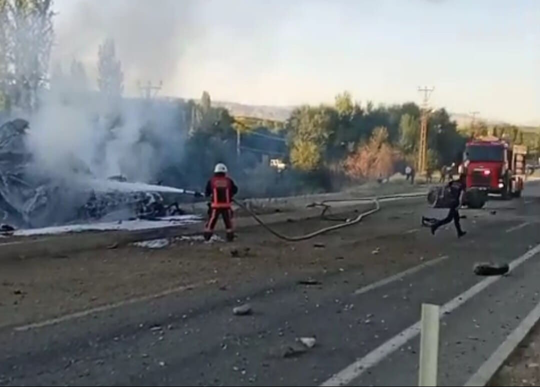 Malatya’da korkunç kaza! Freni boşalan tır yolcu otobüsüne çarptı, alev aldı Malatya’da korkunç kaza! Freni boşalan tır yolcu otobüsüne çarptı, tır alev aldı - 1. Resim