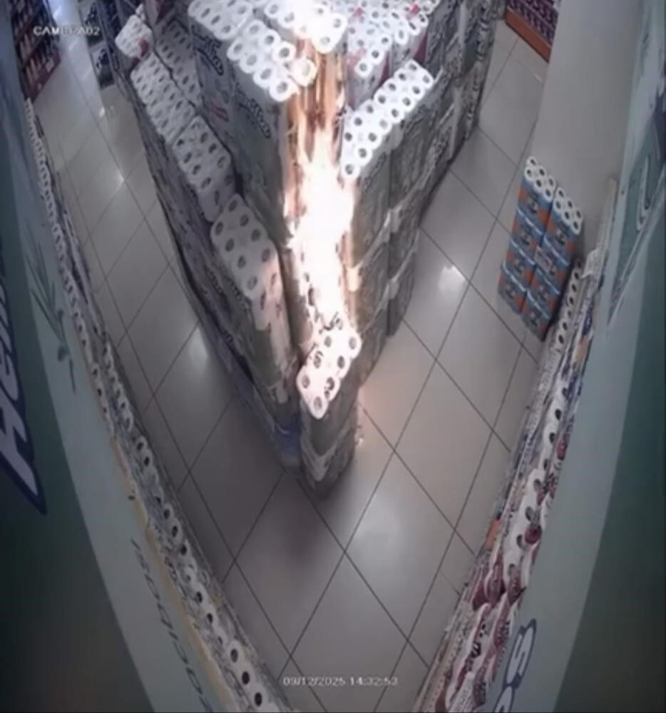 Market kundaklamıştı! 10 yaşındaki çocuk devlet korumasına alındı Marketi kundaklamıştı! 10 yaşındaki çocuk devlet korumasına alındı - 2. Resim