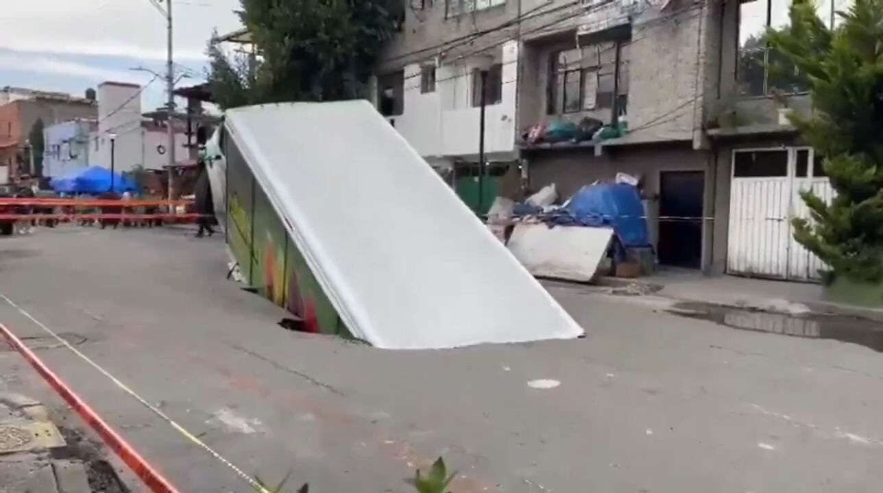 Meksika'da kabus gibi olay! Çöken yol soda kamyonunu yuttu: O anlar kamerada Meksika'da kabus gibi olay! Çöken yol soda kamyonunu yuttu: O anlar kamerada - 1. Resim