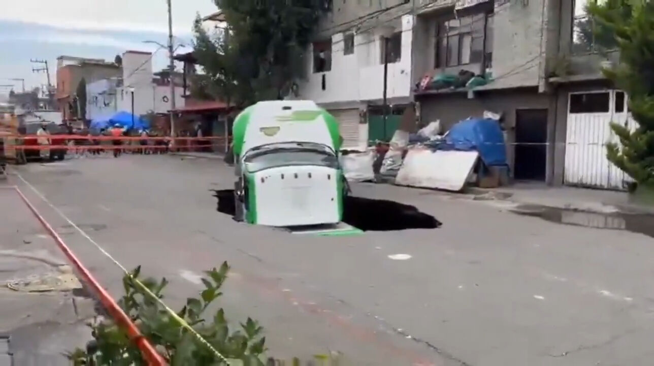 Meksika'da kabus gibi olay! Çöken yol soda kamyonunu yuttu: O anlar kamerada Meksika'da kabus gibi olay! Çöken yol soda kamyonunu yuttu: O anlar kamerada - 2. Resim