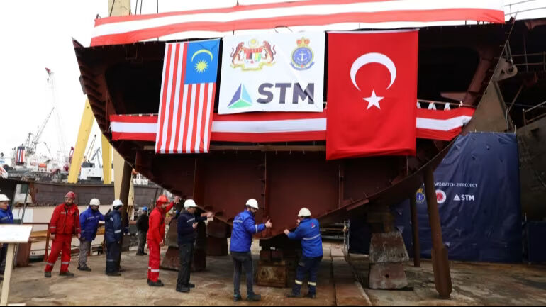 Nikkei Asia duyurdu: Türkiye 36 deniz platformunu aynı anda inşa ediyor! Türkiye, bu yıl Endonezya’ya fırkateyn, geçen yıl Malezya’ya korvet tedarik etmek üzere anlaşma imzaladı. Daha önce Pakistan’a korvet, Türkmenistan’a açık deniz devriye gemisi ve Azerbaycan’a insansız yüzey gemisi satışları da gerçekleştirilmişti.