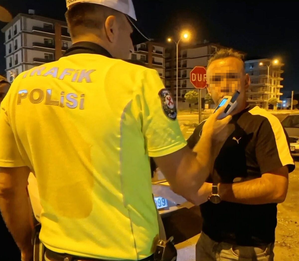 Polise önce yalvardı sonra beddua etti! Alkollü halde çocuklarıyla trafiğe çıktı - 1. Resim