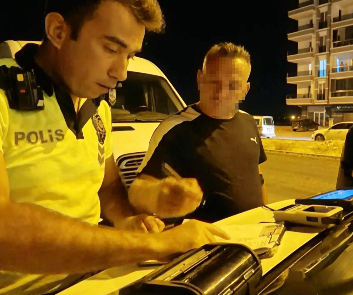 Polise önce yalvardı sonra beddua etti! Alkollü halde çocuklarıyla trafiğe çıktı - 3. Resim