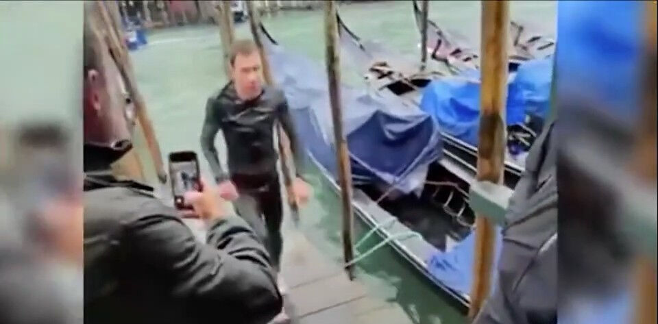 Tatil keyfi kabusa döndü: Venedik halkı ayaklandı! Yaka paça sınır dışı edildiler - 1. Resim