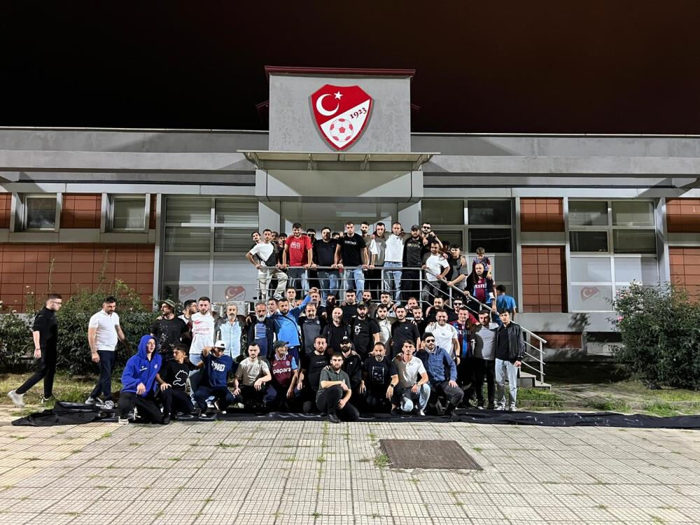 Trabzonspor taraftarlarından TFF binası önünde protesto - 1. Resim