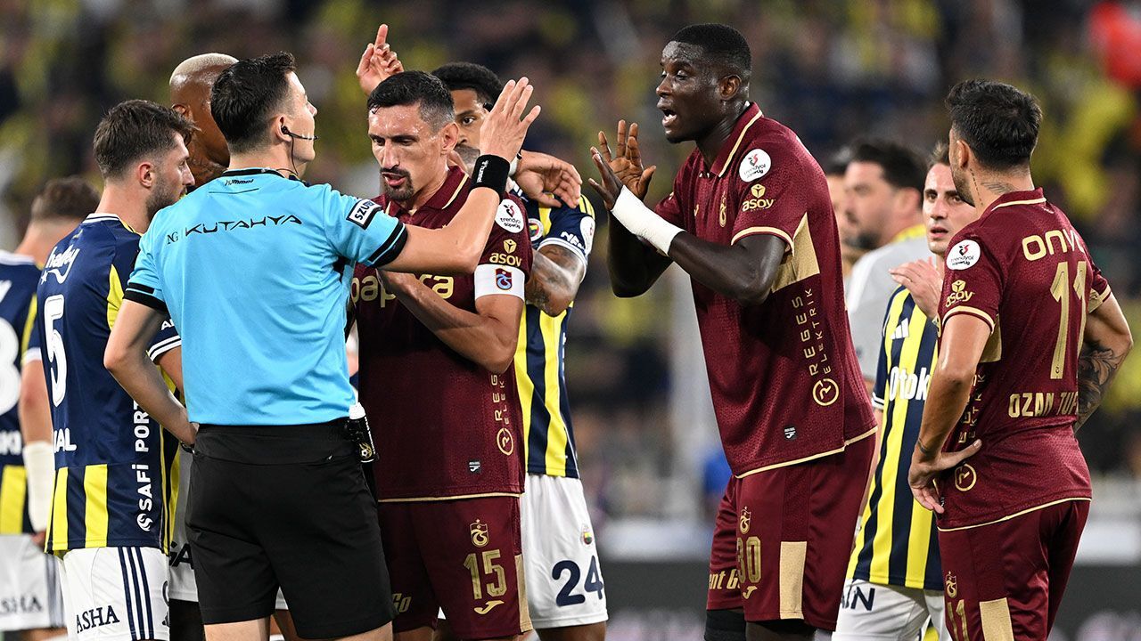 Trabzonspor taraftarından TFF binası önünde protesto Trabzonspor taraftarından TFF binası önünde protesto