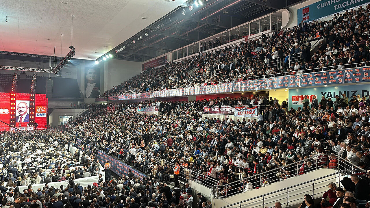 CHP'de düğüm yine çözülmedi! Kurultay davası ertelendi Tüm Türkiye merakla bekliyordu... CHP'nin kurultay davası ertelendi! - 1. Resim