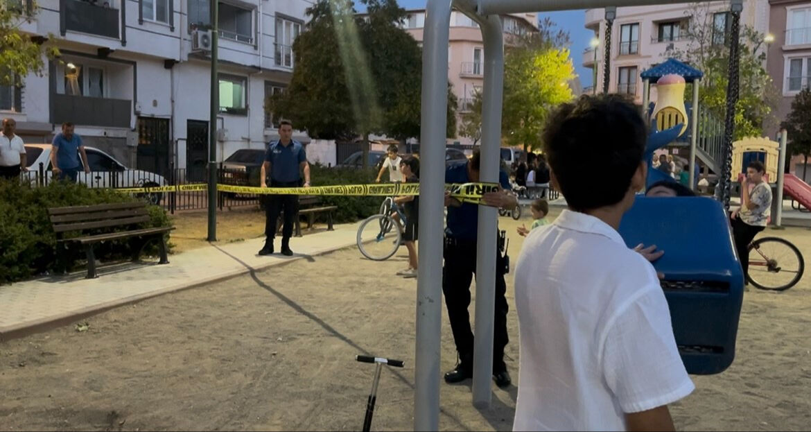 Yorgun mermi isabet etti! Parkta oynayan çocuk yaralandı Yorgun mermi isabet etti! Parkta oynayan çocuk yaralandı - 2. Resim