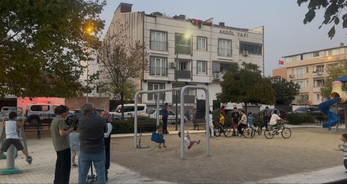 Yorgun mermi isabet etti! Parkta oynayan çocuk yaralandı Yorgun mermi isabet etti! Parkta oynayan çocuk yaralandı - 1. Resim