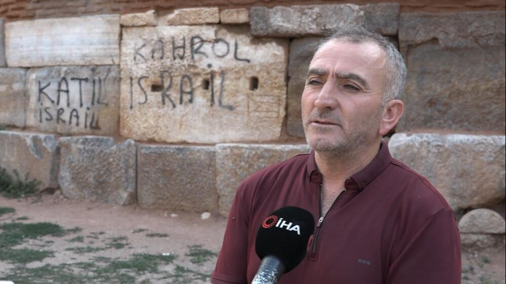 2400 yıllık sura yaptıkları isyan ettirdi! "Yazarak değil, eylemlerle gösterelim" 2400 yıllık sura yaptıkları isyan ettirdi! "Yazarak değil, eylemlerle gösterelim" - 3. Resim