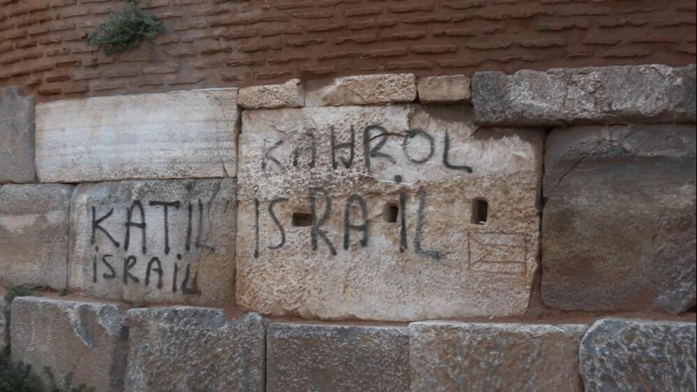 2400 yıllık sura yaptıkları isyan ettirdi! "Yazarak değil, eylemlerle gösterelim" 2400 yıllık sura yaptıkları isyan ettirdi! "Yazarak değil, eylemlerle gösterelim" - 2. Resim