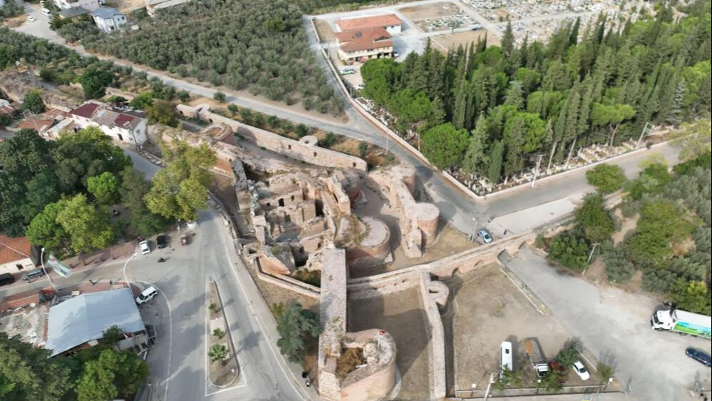 2400 yıllık sura yaptıkları isyan ettirdi! "Yazarak değil, eylemlerle gösterelim" 2400 yıllık sura yaptıkları isyan ettirdi! "Yazarak değil, eylemlerle gösterelim" - 1. Resim