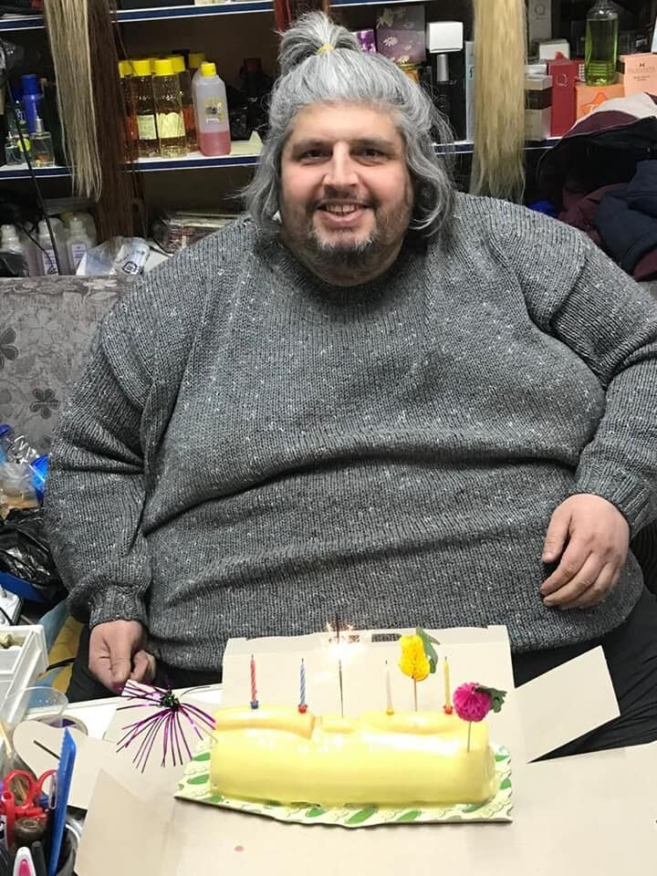 310 kilo ağırlığındaki Barış Yıldırım kalp krizi geçirdi: Cenazesi evden böyle çıkarıldı! 310 kilo ağırlığındaki Barış Yıldırım kalp krizi geçirdi: Cenazesi evden böyle çıkarıldı! - 1. Resim