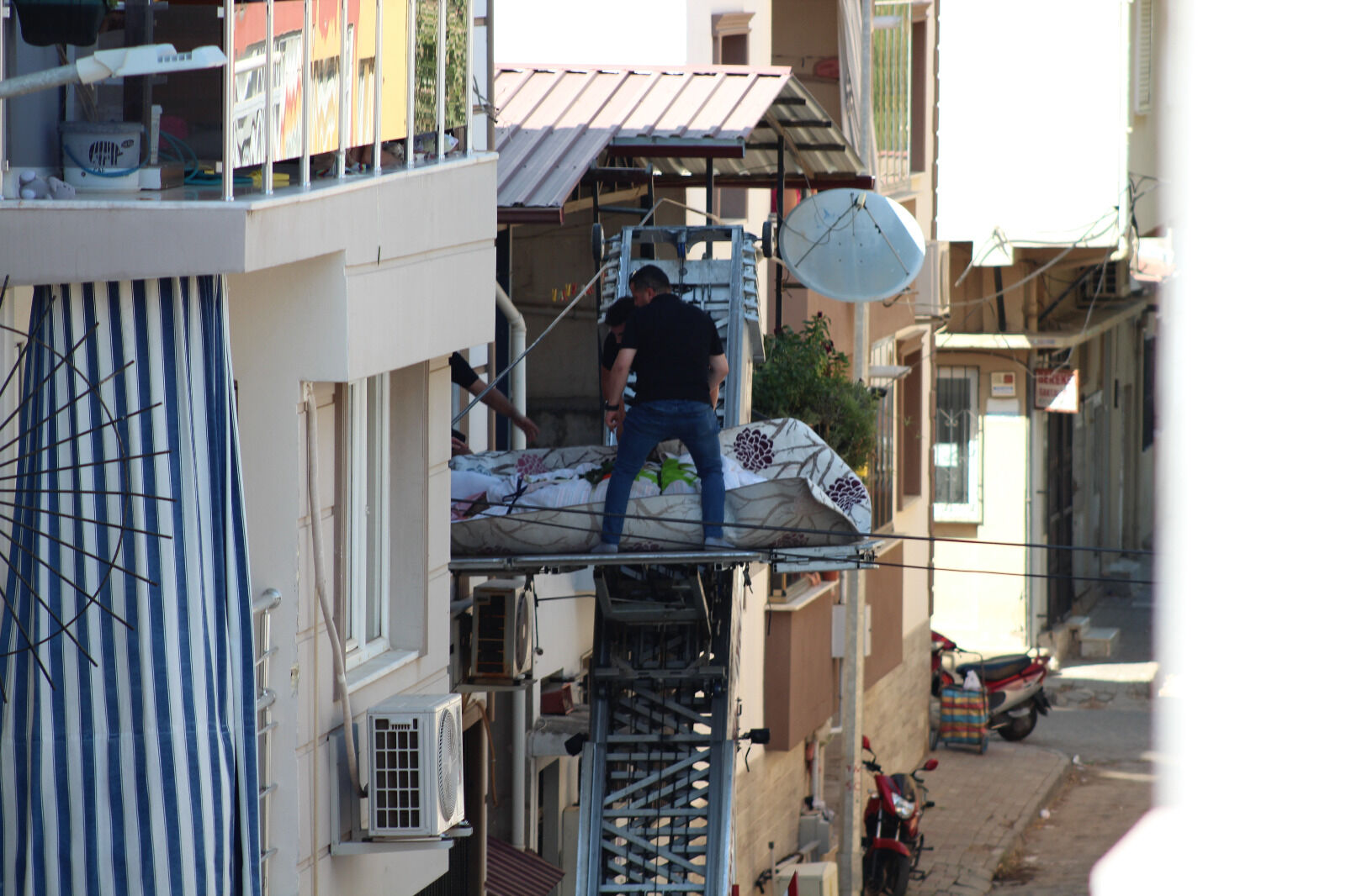 310 kilo ağırlığındaki Barış Yıldırım kalp krizi geçirdi: Cenazesi evden böyle çıkarıldı! 310 kilo ağırlığındaki Barış Yıldırım kalp krizi geçirdi: Cenazesi evden böyle çıkarıldı! - 2. Resim
