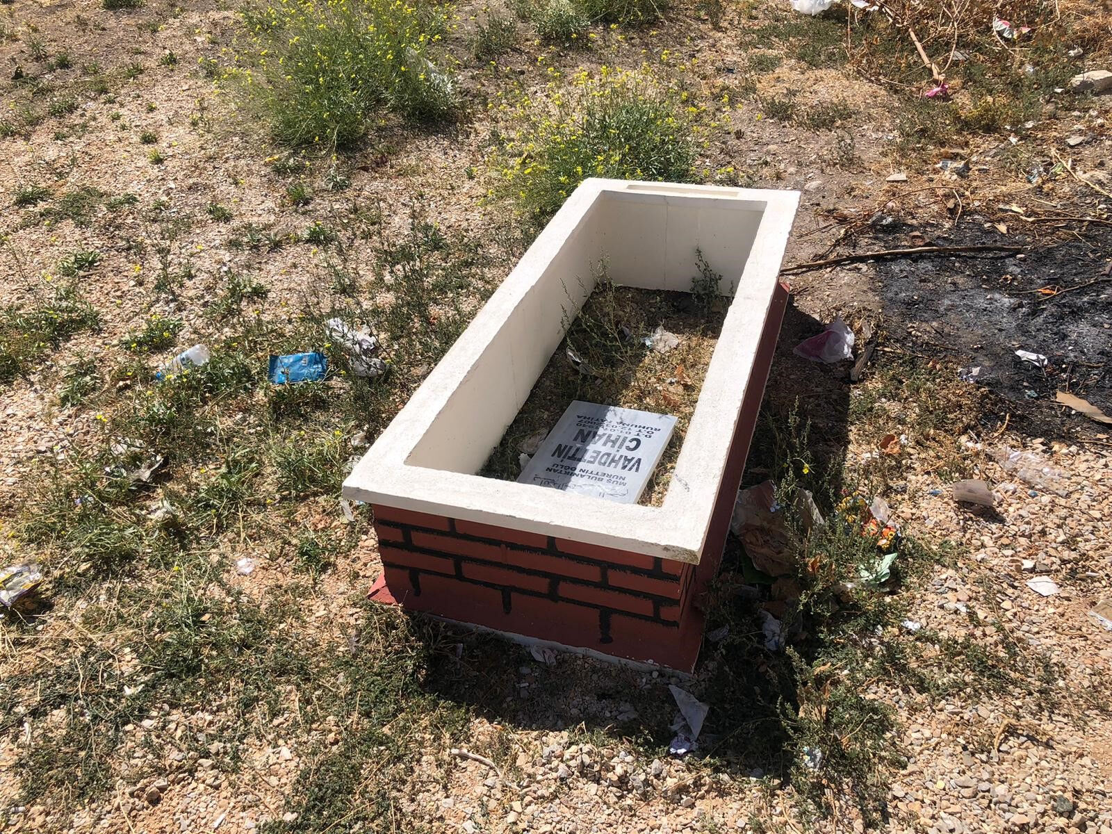 Arazi ortasında esrarengiz görüntü! İsimli mezar taşını gören şaşırıyor Arazi ortasında esrarengiz görüntü! İsimli mezarı taşını gören şaşırıyor - 2. Resim