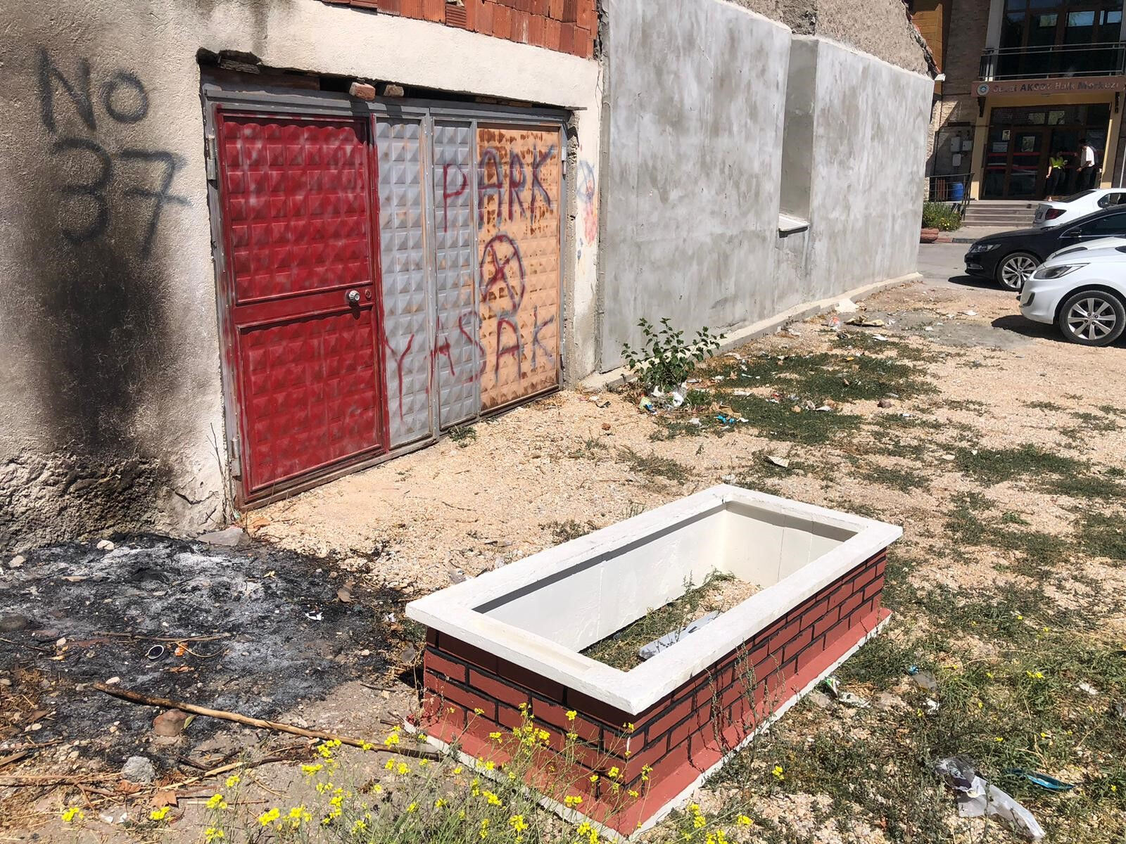 Arazi ortasında esrarengiz görüntü! İsimli mezar taşını gören şaşırıyor Arazi ortasında esrarengiz görüntü! İsimli mezarı taşını gören şaşırıyor - 1. Resim