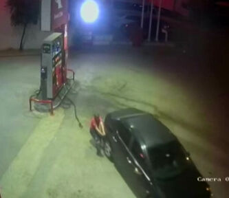 Bursa'da benzinlikte ilginç görüntüler! Kayan otomobili eliyle durdurmaya çalıştı: O anlar kamerada - 1. Resim