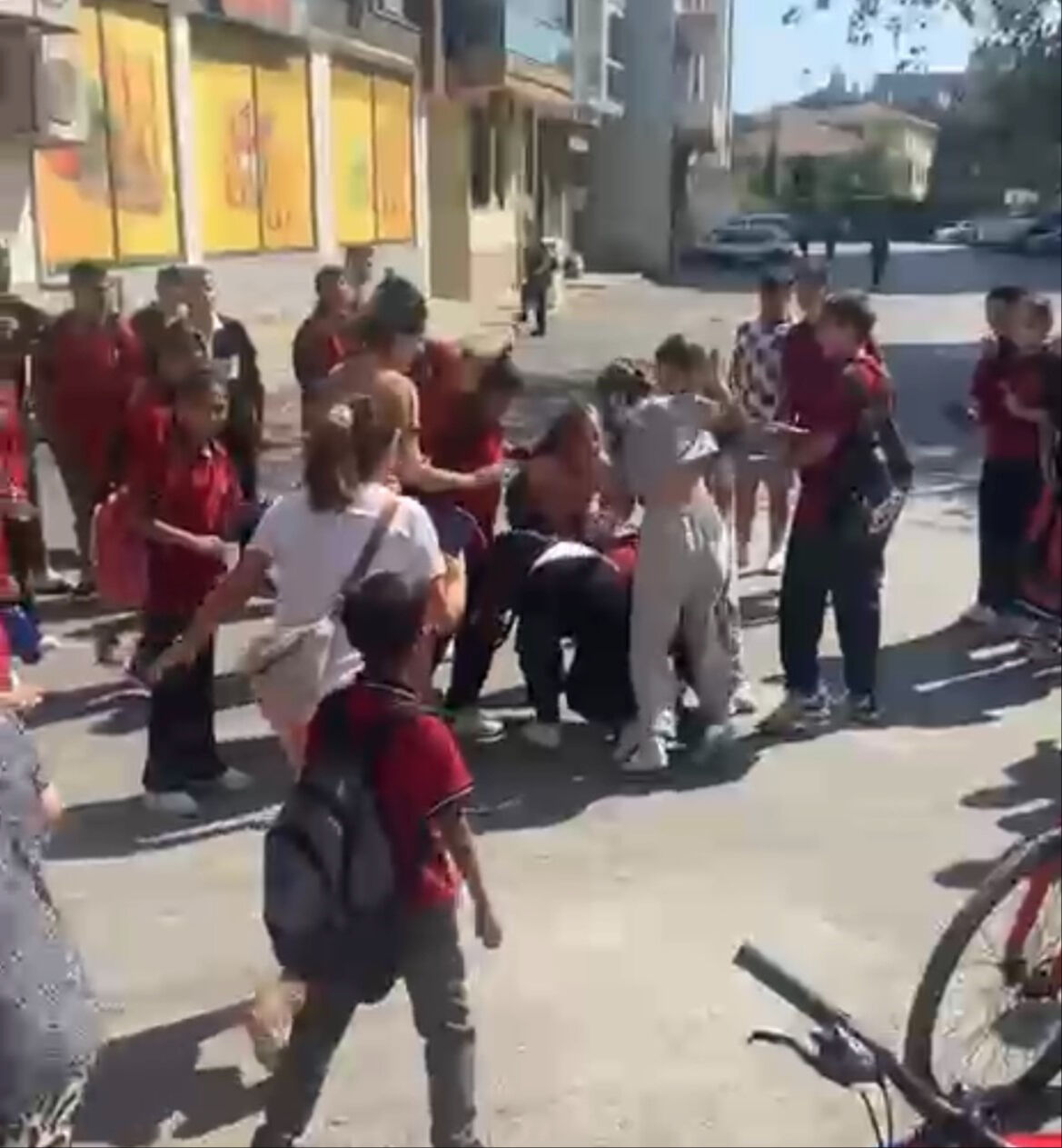 Çocuklar arasında dehşet! 12 yaşındaki kıza grup halinde saldırdılar Çocuklar arasında dehşet! 12 yaşındaki kıza grup halinde saldırdılar - 2. Resim