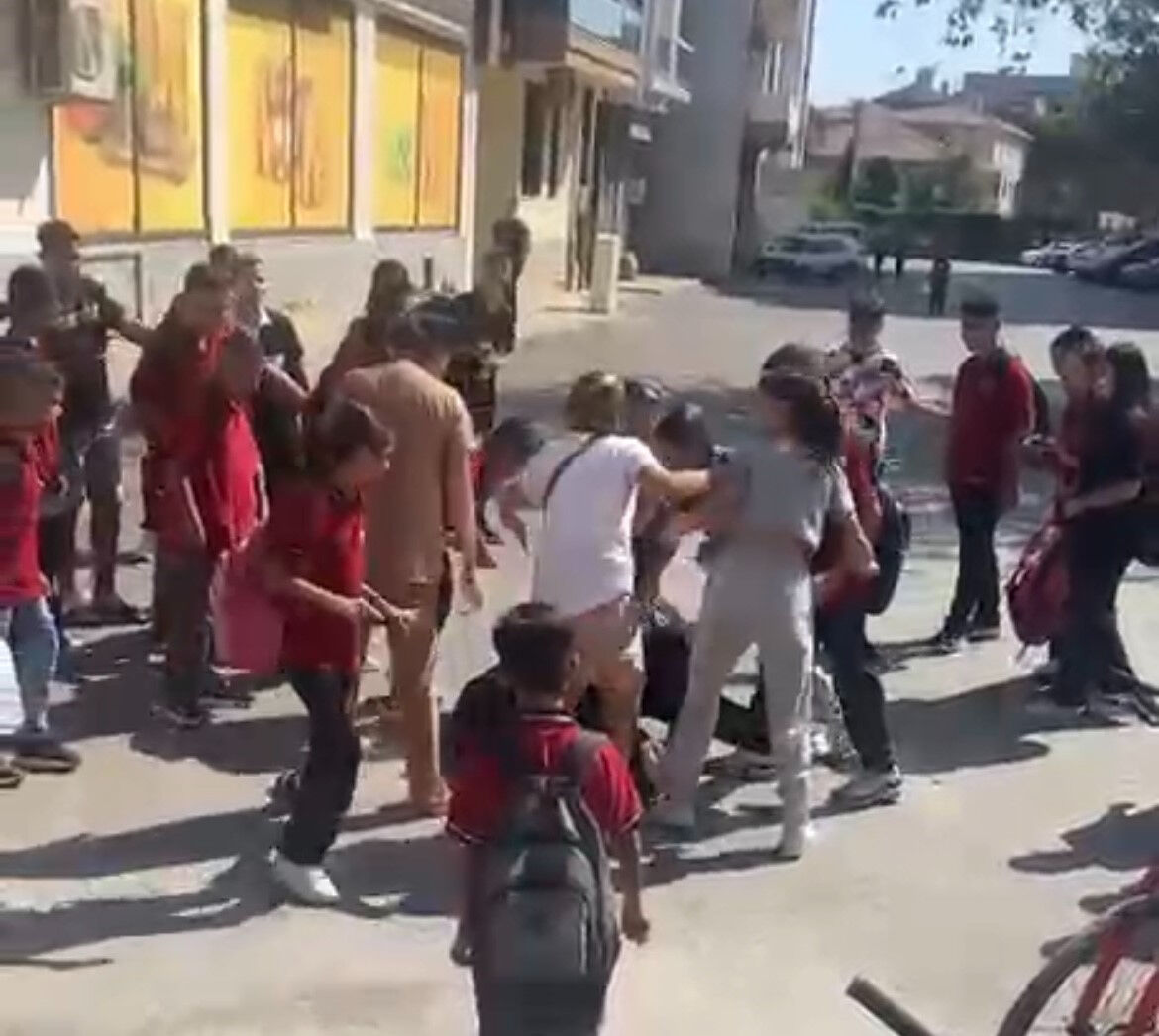 Çocuklar arasında dehşet! 12 yaşındaki kıza grup halinde saldırdılar Çocuklar arasında dehşet! 12 yaşındaki kıza grup halinde saldırdılar - 1. Resim