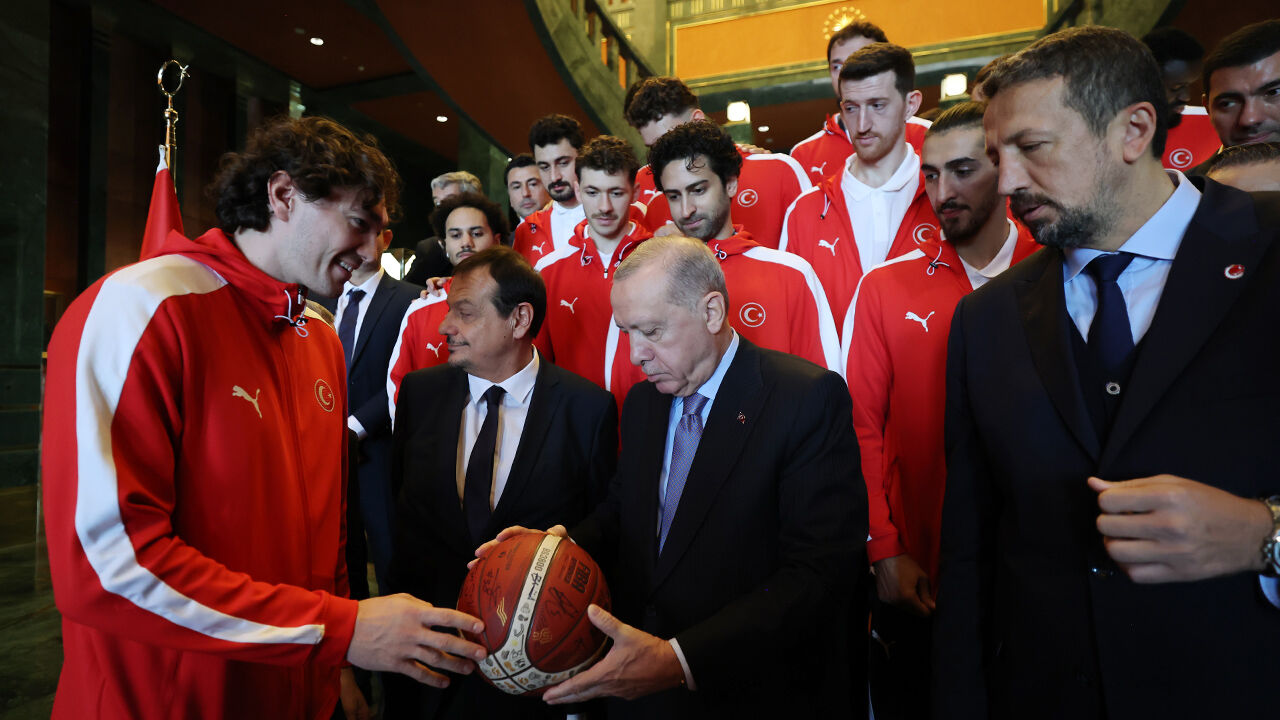 Cumhurbaşkanı Erdoğan, Avrupa ikincisi A Milli Basketbol Takımımızı ağırladı Cumhurbaşkanı Erdoğan, Avrupa ikincisi A Milli Basketbol Takımımızı ağırladı - 2. Resim