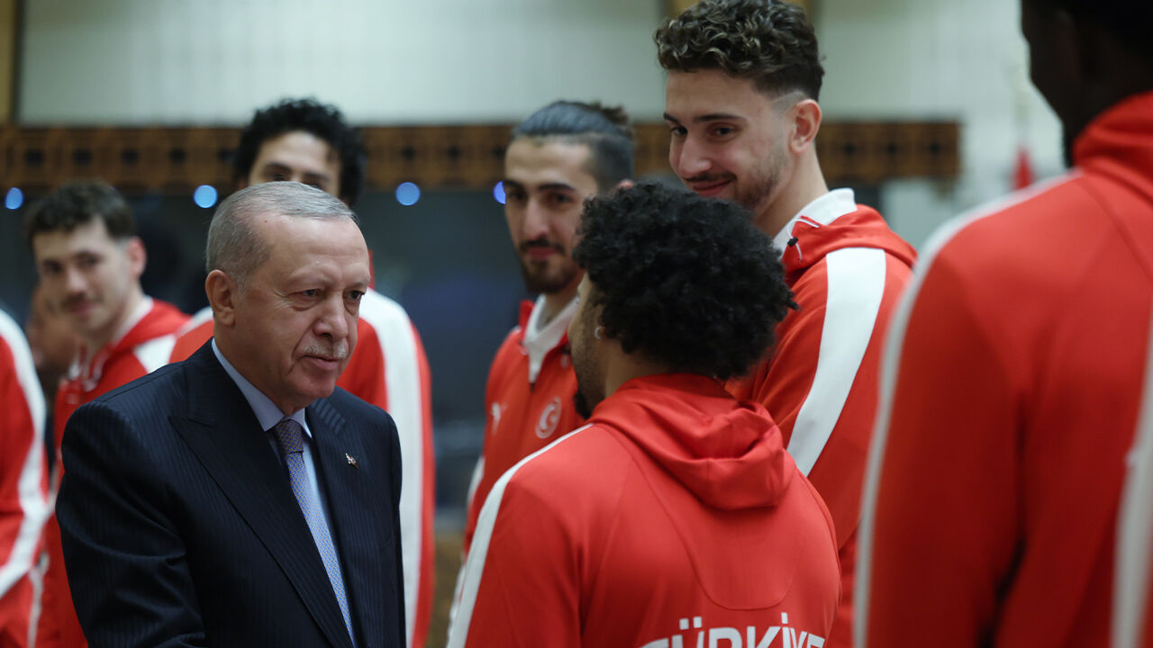 Cumhurbaşkanı Erdoğan, Avrupa ikincisi A Milli Basketbol Takımımızı ağırladı Cumhurbaşkanı Erdoğan, Avrupa ikincisi A Milli Basketbol Takımımızı ağırladı - 4. Resim