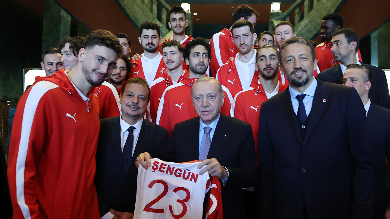 Cumhurbaşkanı Erdoğan, Avrupa ikincisi A Milli Basketbol Takımımızı ağırladı Cumhurbaşkanı Erdoğan, Avrupa ikincisi A Milli Basketbol Takımımızı ağırladı - 1. Resim