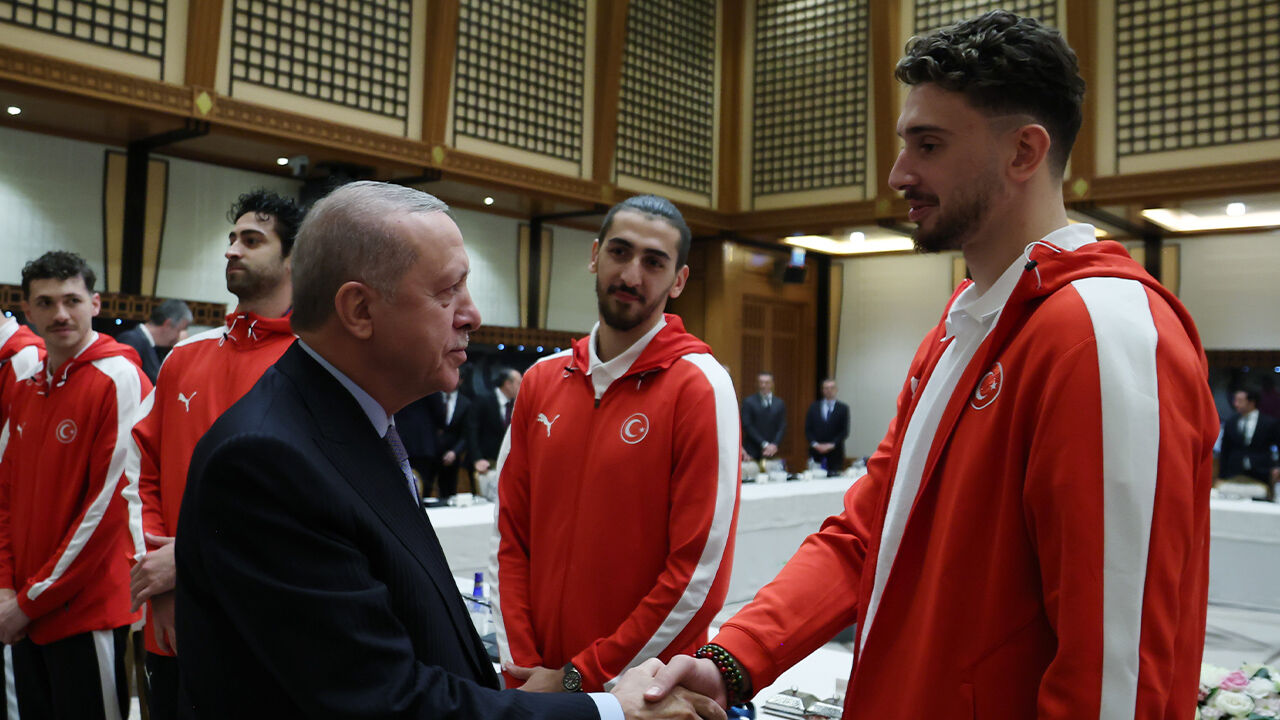 Cumhurbaşkanı Erdoğan, Avrupa ikincisi A Milli Basketbol Takımımızı ağırladı Cumhurbaşkanı Erdoğan, Avrupa ikincisi A Milli Basketbol Takımımızı ağırladı - 3. Resim