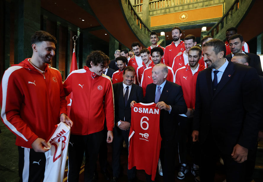 Cumhurbaşkanı Erdoğan ile Adem Bona arasında gülümseten diyalog: Türkçeyi kaptı Cumhurbaşkanı Erdoğan ile Adem Bona arasında gülümseten diyalog: Türkçeyi kaptı - 1. Resim