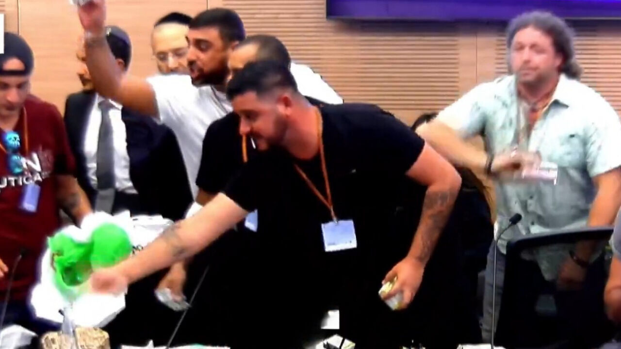 İsrail askerlerinin operasyon öncesi görüntüleri gündem oldu! Kutu kutu ilaçları yere döktüler: Biz akıl hastasıyız - 1. Resim