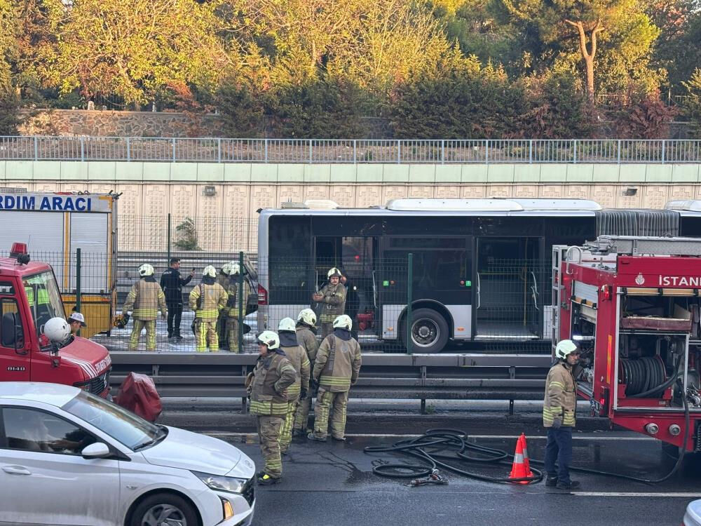 İstanbul'da hareketli anlar! Metrobüs yandı, yolcular tahliye edildi - 2. Resim