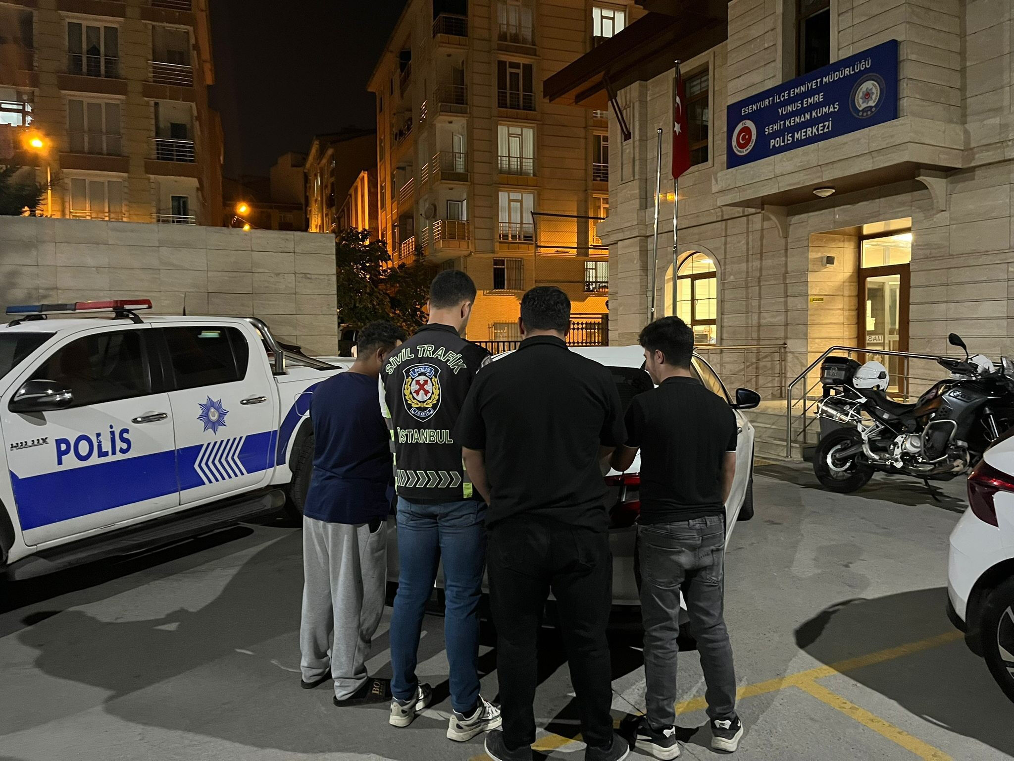 İstanbul'da yol verme kavgası! Şoförü darbedip bir de aracın camlarını indirdiler İstanbul'da yol verme kavgası! Şoförü darbedip bir de aracın camlarını indirdiler - 1. Resim