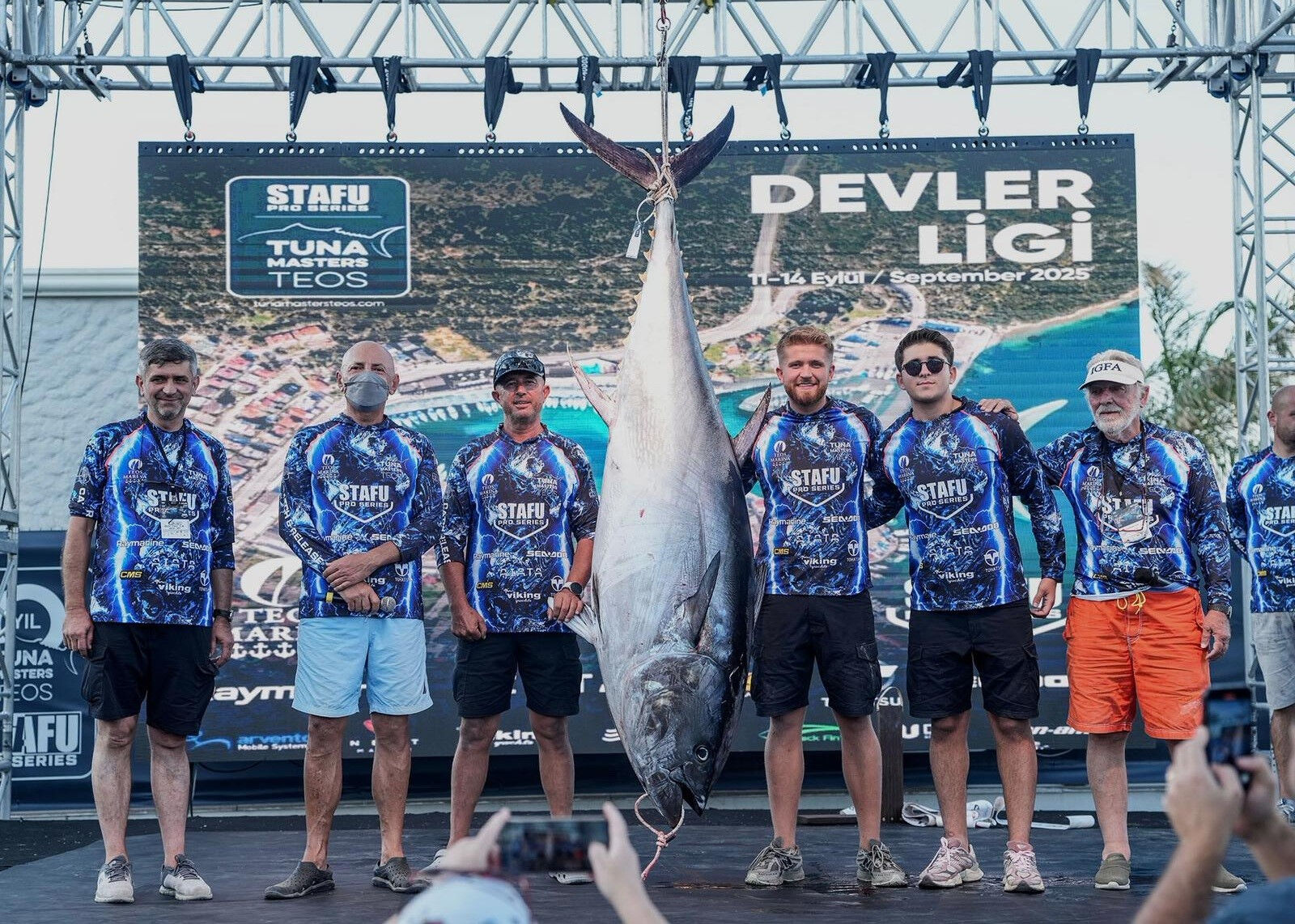 İzmir'de 185 kiloluk dev orkinos yakalandı! 2,5 saatte tekneye çekildi - 1. Resim