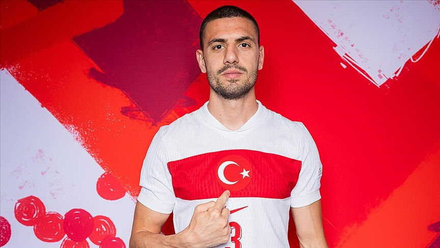 Merih Demiral'dan Fenerbahçe sürprizi! Genç oyunculara hediye Merih Demiral'dan Fenerbahçe sürprizi! Genç futbolculara hediye - 1. Resim